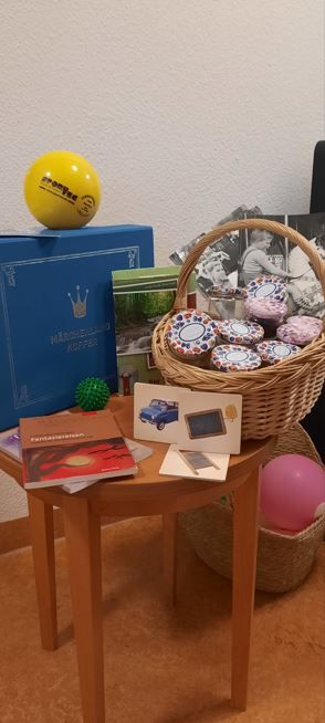 Präsentkorb auf Tisch